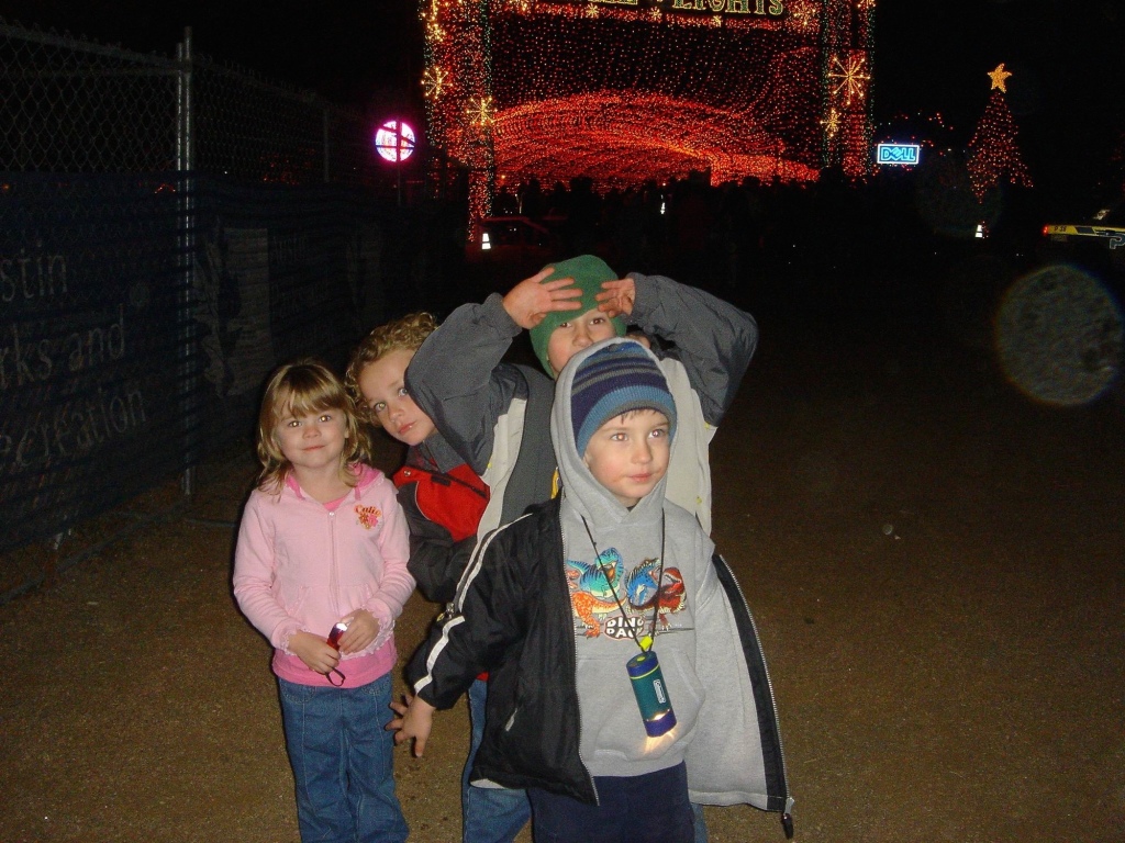 Hildebrand Christmas ScreenSaver/1024x768_2005-12-22-36 Trail of Lights.jpg